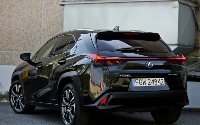 Lexus UX cena 115500 przebieg: 66098, rok produkcji 2019 z Bierutów małe 781